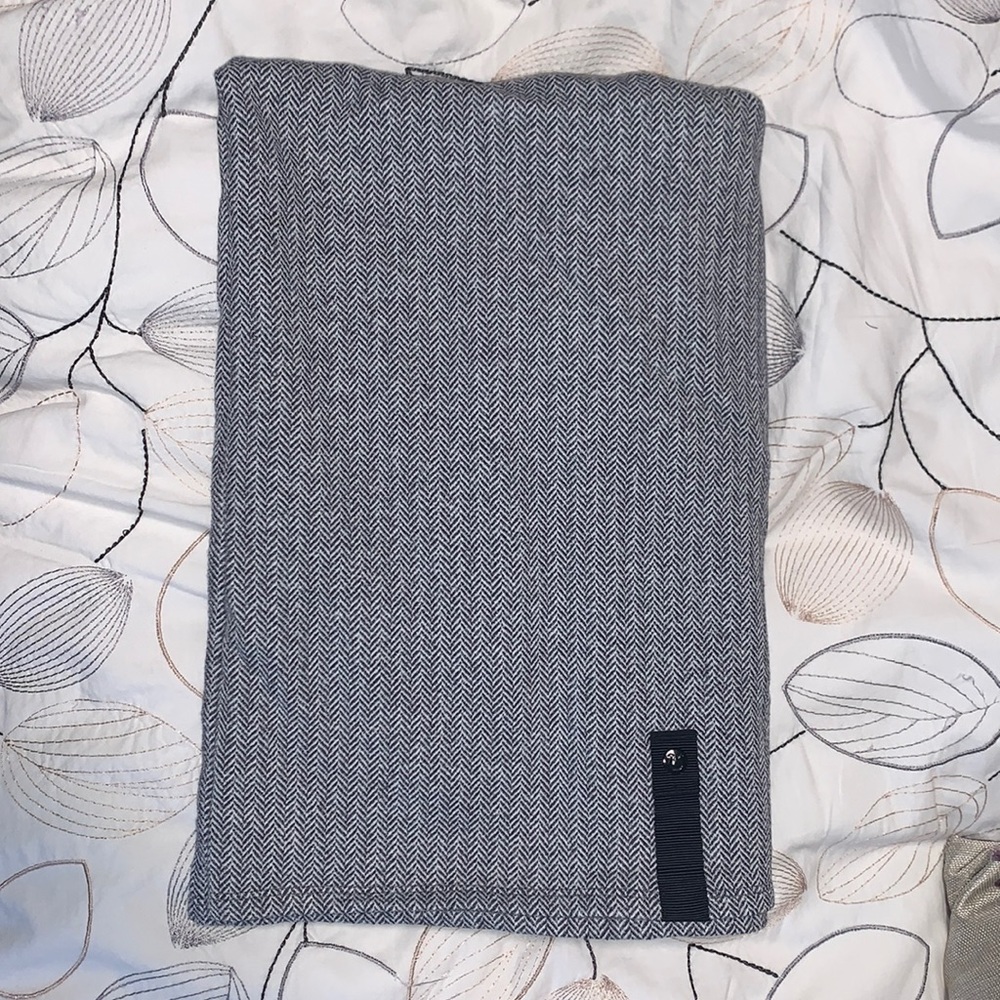 Never been worn Lululemon Vinyasa scarf